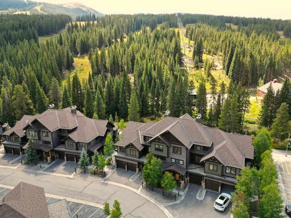 Short Walk to Ski Lift & Private Hot tub - 39C by RedAwning