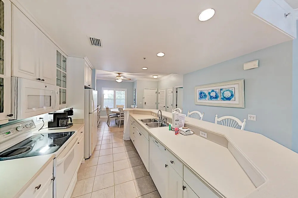 Coligny Plaza W/ Rooftop Pool, Walk To Beach 2 Bedroom Condo