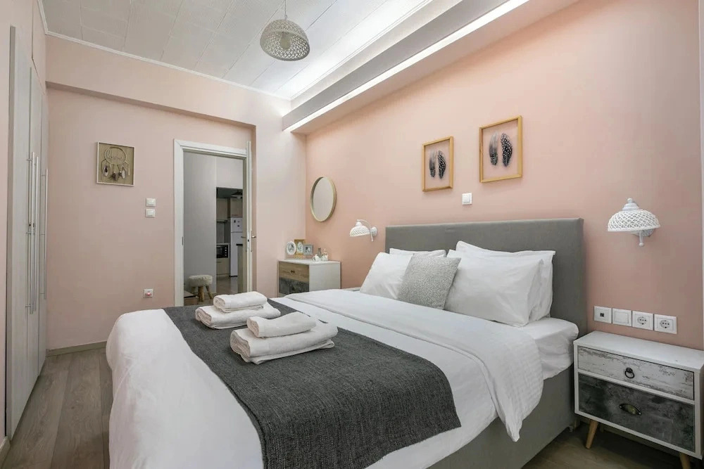 City Vibes - 2-BR Apt. with Backyard in kolonaki