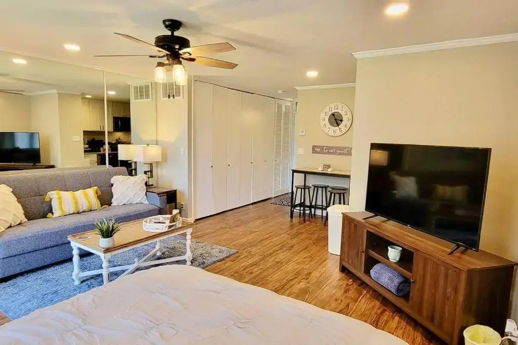 Lakeside Villa - Quite Location, walk to the Country Club
