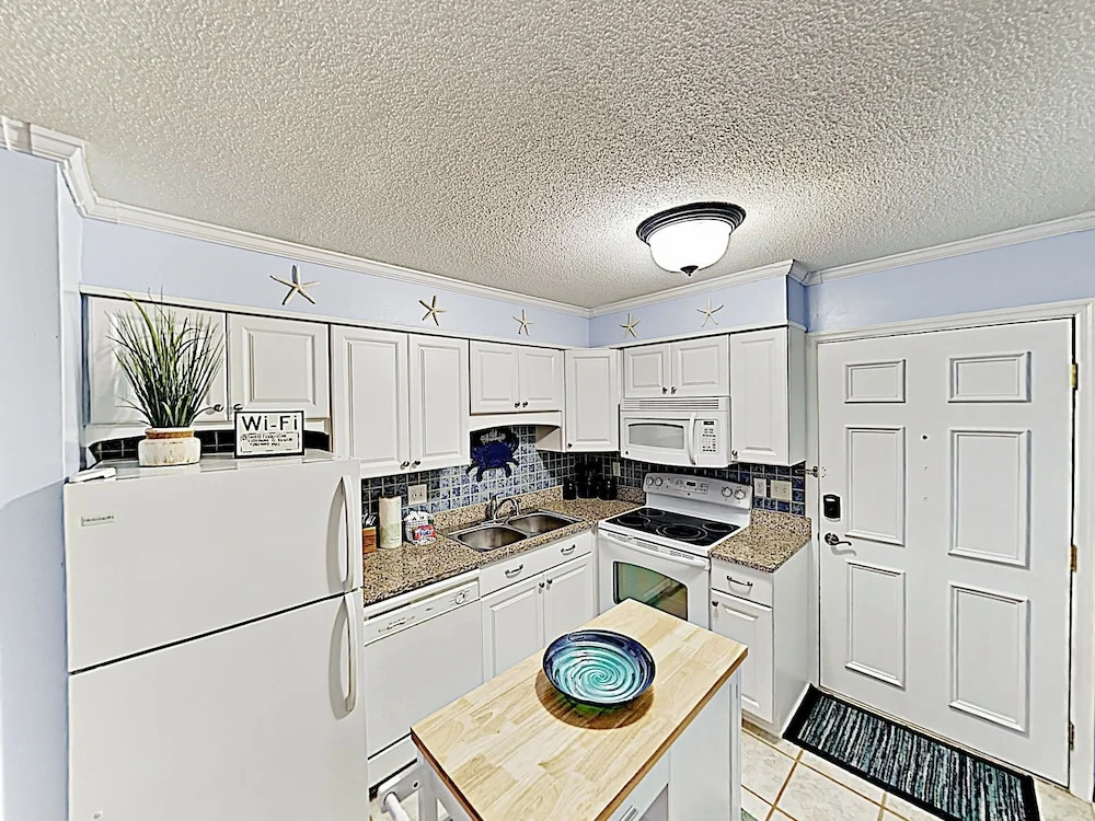 New Listing! All-suite Getaway W/ Pools & Tennis 2 Bedroom Condo