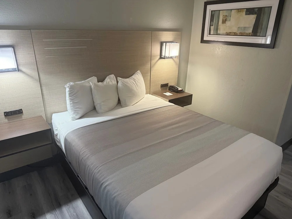 Red Lion Inn & Suites Kansas City