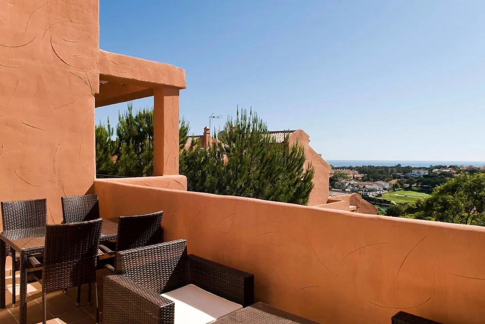 Luxury furnished 1 Bedroom with views AA16