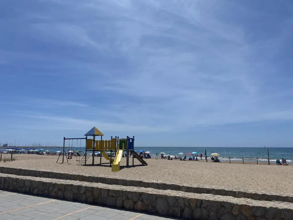 R132 Apartment with air conditioner 50m from the beach