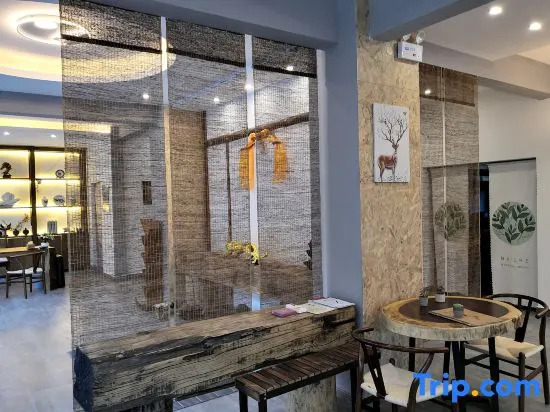 Siguniangshan Zhongshan Inn (Changpinggou Scenic Area)