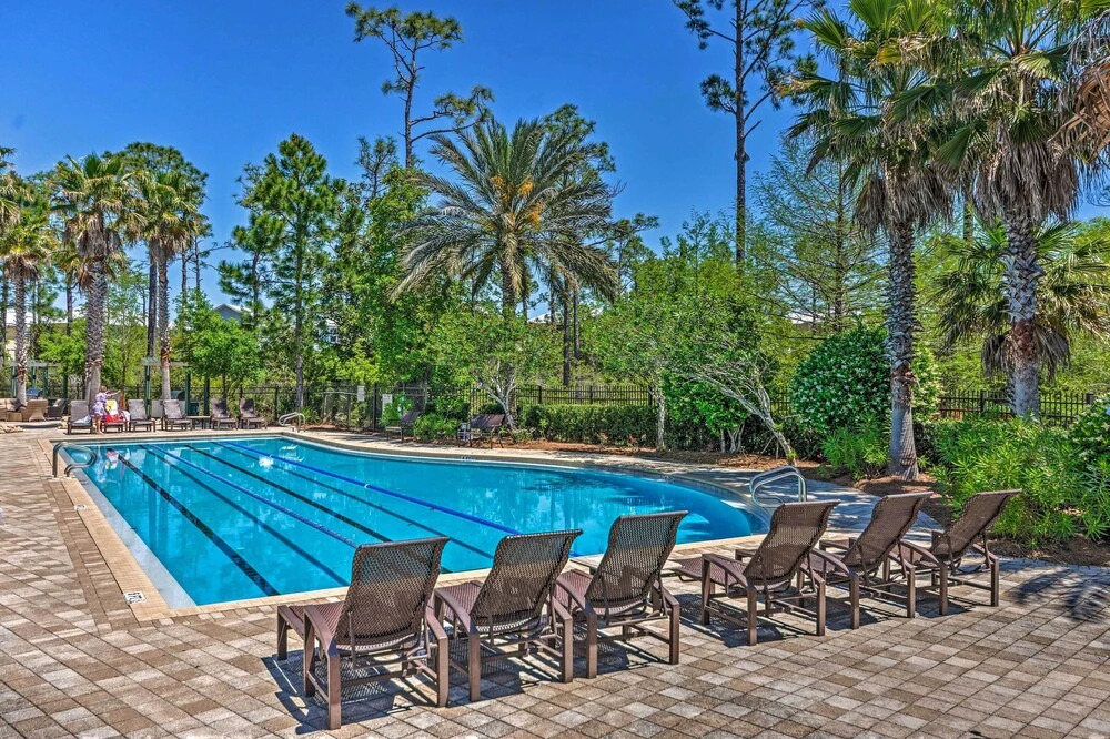 Beach Oasis w/ Pool Access, ~ 1 Mi to Shore!
