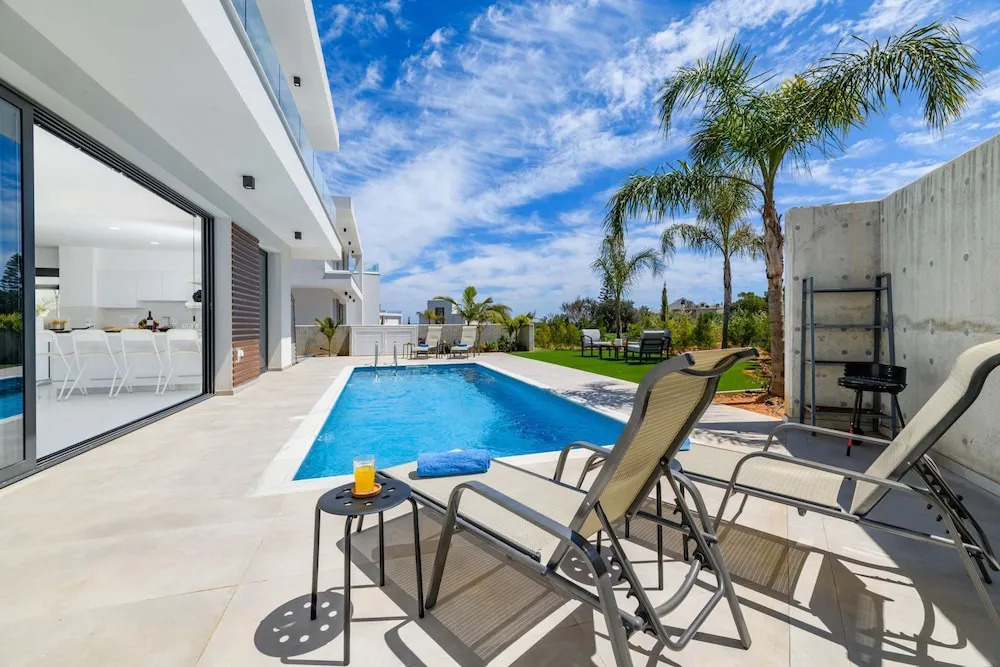 By The Beach - Royal Sapphire Villa