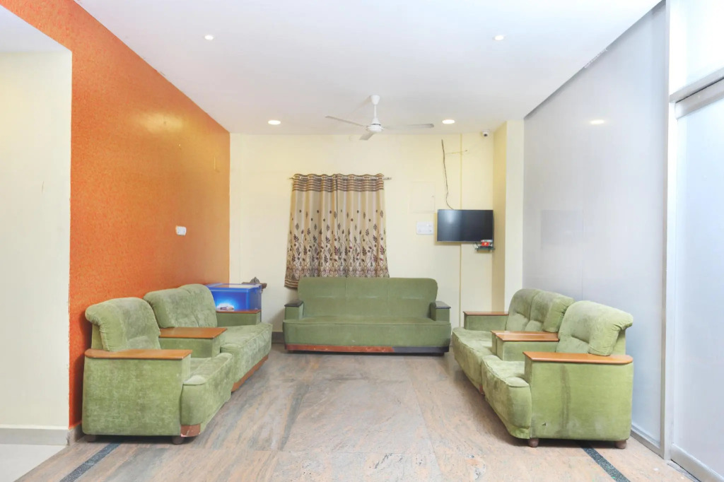 OYO 12765 Hotel Golden Rooms
