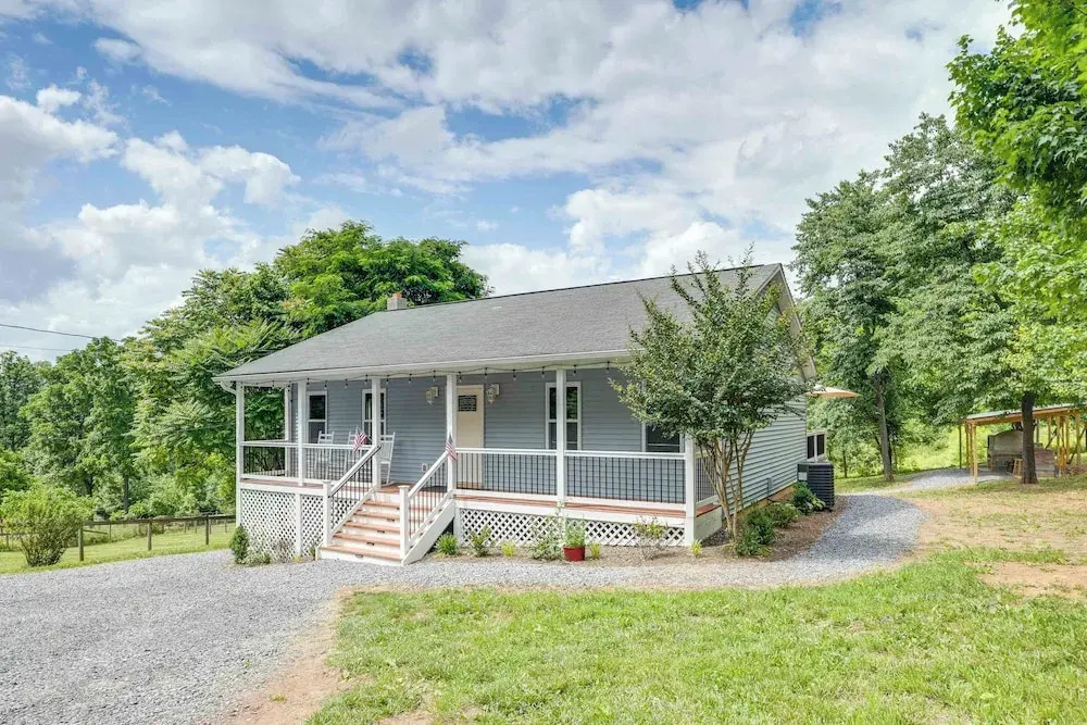 Front Royal Studio w/ Mtn Views & Brick Oven