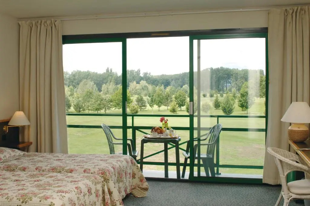 Golf Hotel Colvert - Piscine extérieure et Room Service
