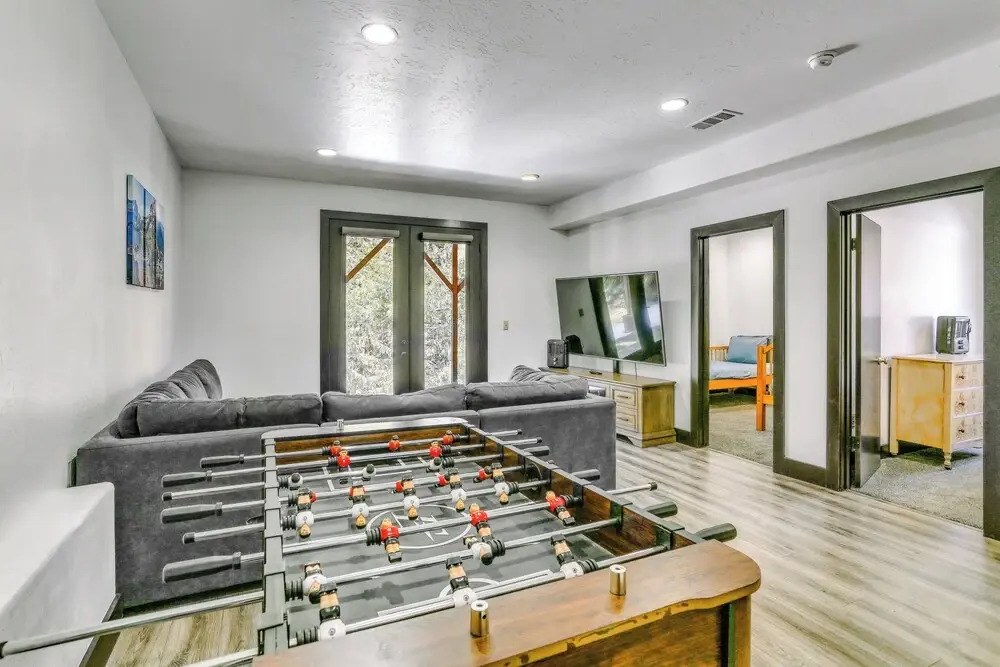 3 Mi to Shaver Lake: Family Home w/ Deck!
