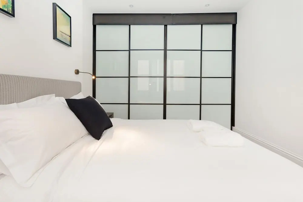 2 Bdr Queens Gardens by the Residences