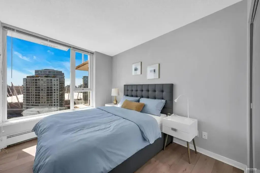 Spacious DT 2-BDR High-rise with view, pool, gym
