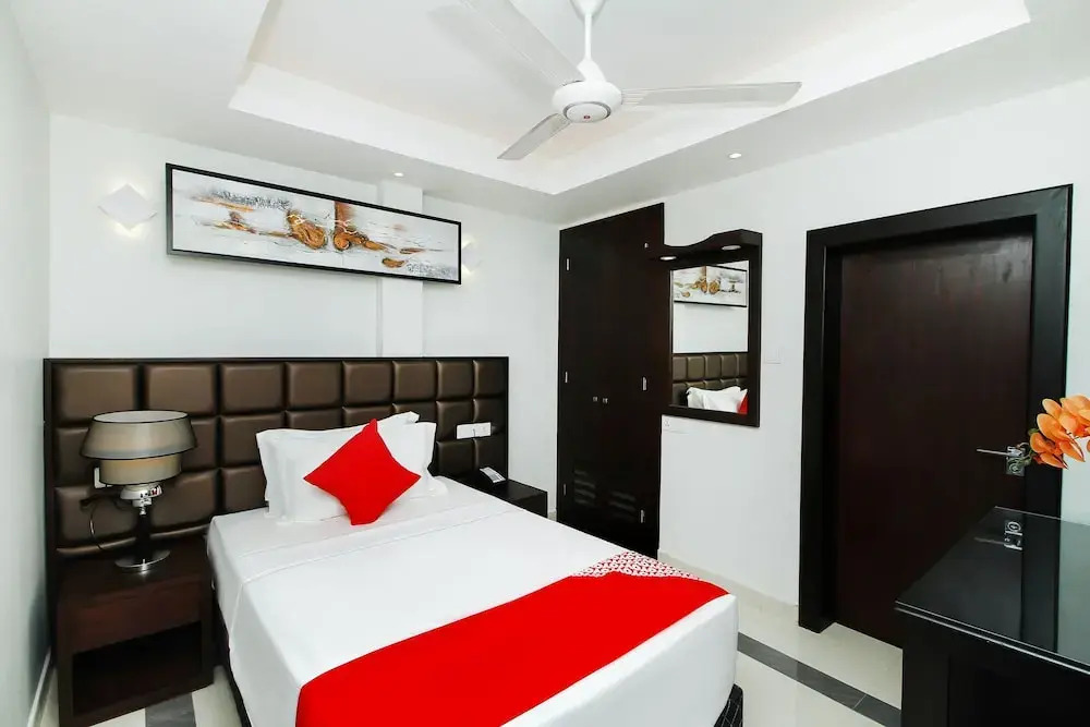 Capital O 358 Viveka Hotel