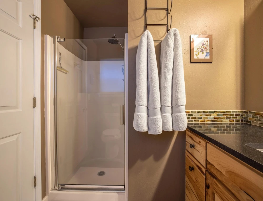 Devon Court 2 Bedroom Home by RedAwning