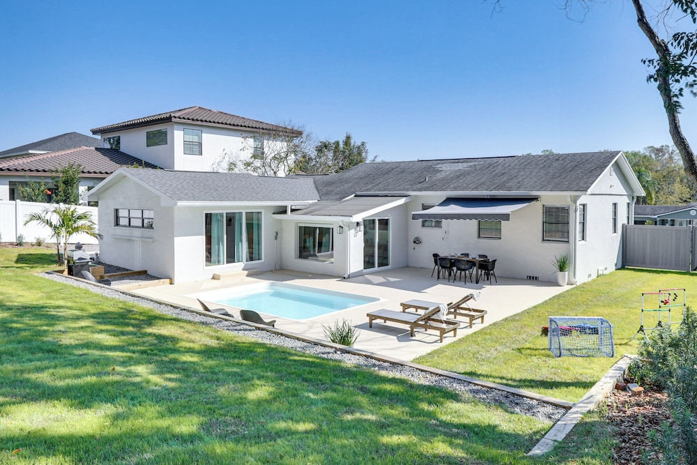 Lakeland Retreat: Private Heated Pool & Yard Games