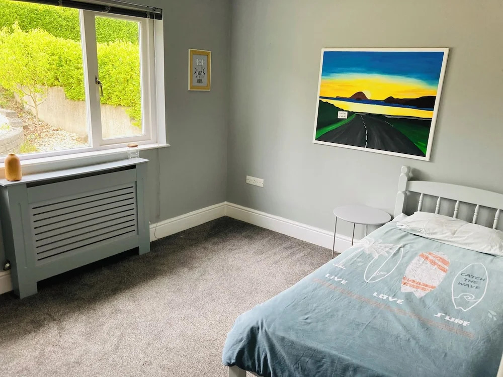 Beautiful 4-bed House With Countryside Views