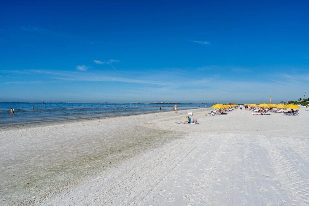 Welcome to Beach Villa's # 606 Vacation Rental - 250 Estero Blvd condo