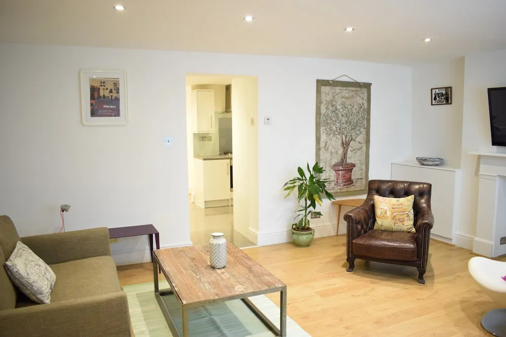 Stylish 2 Bedroom Apartment With Terrace