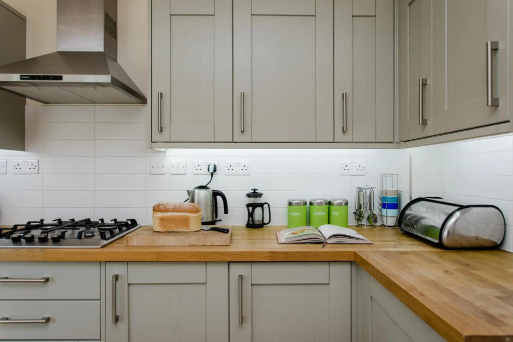 4 bed detached house - Freshwater