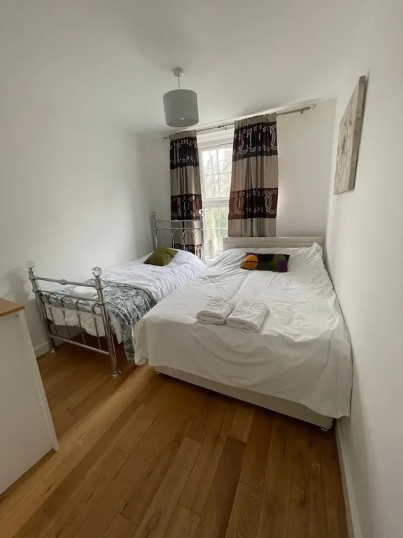 3 Bed Flat - Sleeps 6 - Parking - Wifi