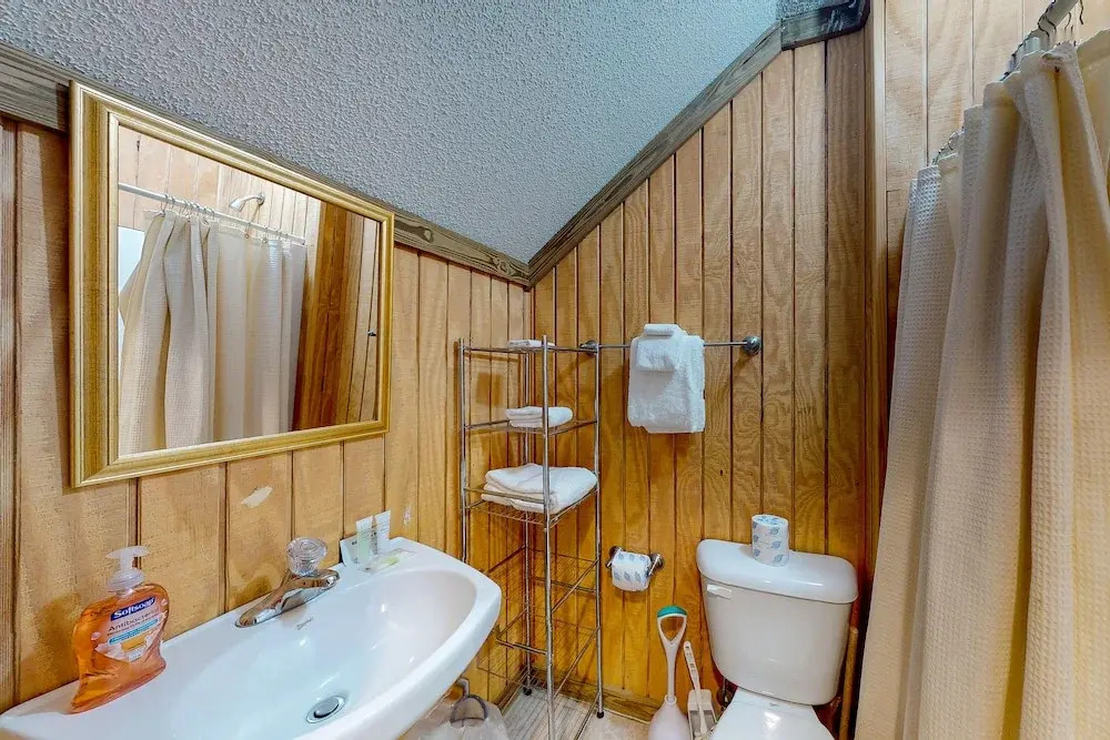 Fantastic Getaway With Private Pool, Deck, Game Room, AC & Fast Wifi