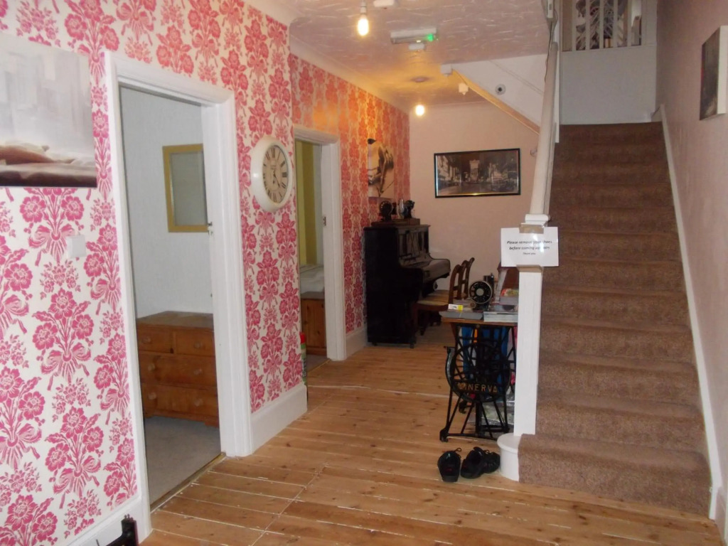 SINGER HOUSE , PAIGNTON BEACH SEAFRONT ,TORBAY , GUARANTEED FREE PARKING , WIFI ,We have various GROUND FLOOR Holiday Apartments with Private Gardens , Family rooms & Double rooms ,Opposite Paignton Pier