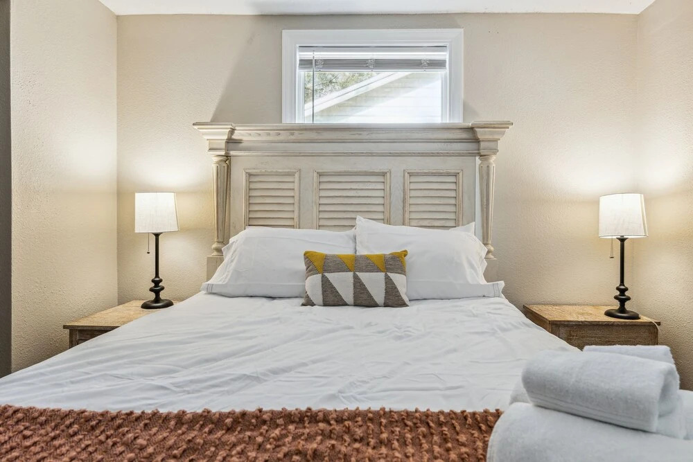 Lakeshore Lush 4 Bedroom Home by RedAwning
