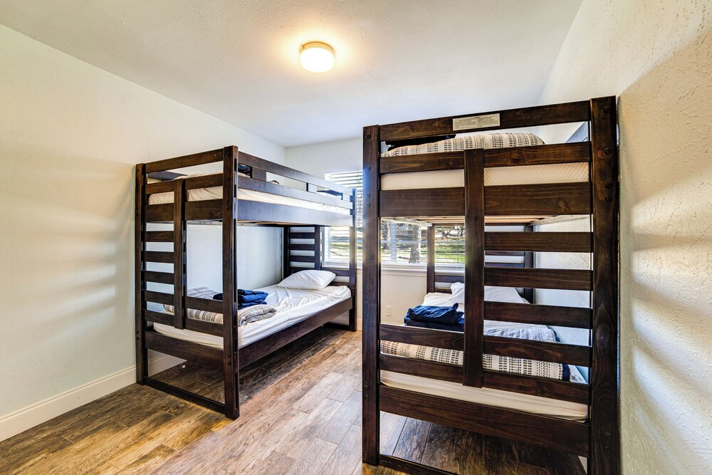 Lakeside Retreat: Large Spacious Home w/ Game Room