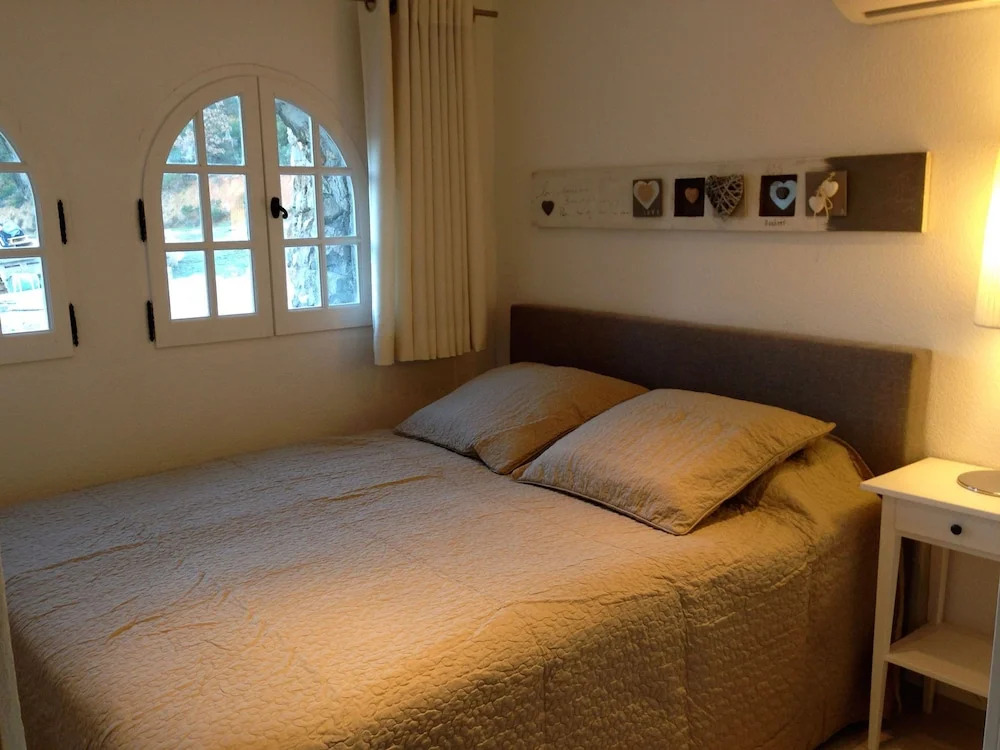 Air Conditioned Apartment in Residence With Heated Swimming Pool Near the Beaches