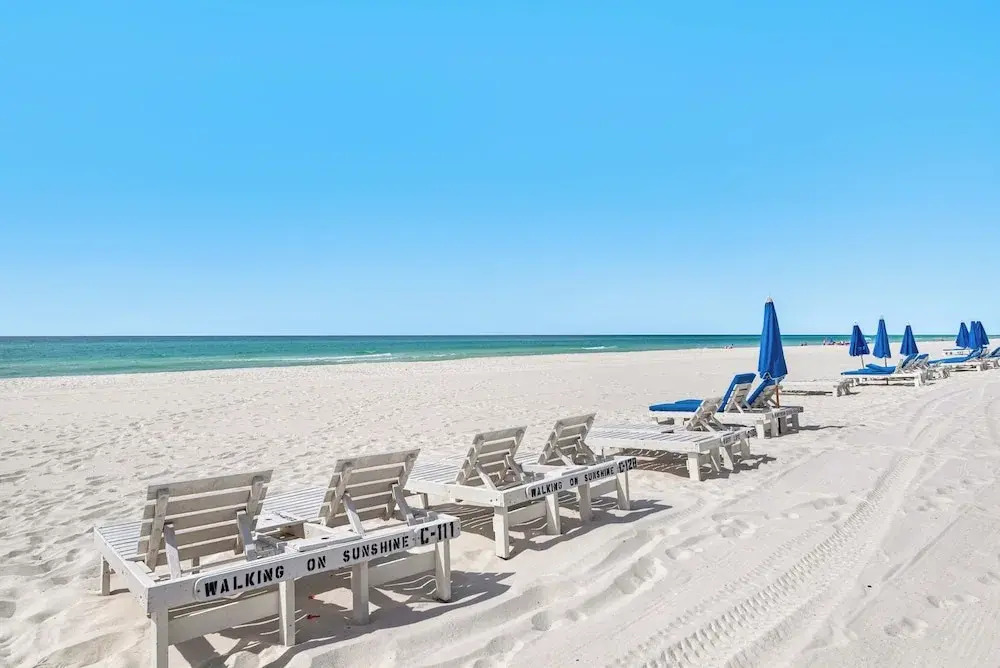 Private Splash Pool + Carriage House, 1 House to Beach w/ Beach Chair Setup!