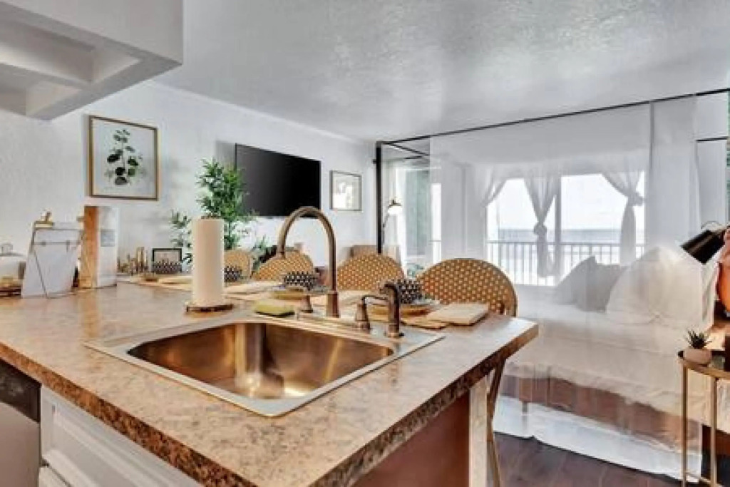 The Hemingway 2bd Tropical Elegance on the Water