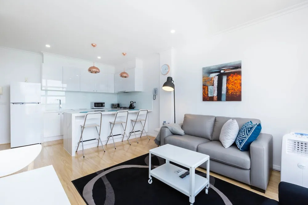 ROLAND, 1BDR Melbourne Apartment