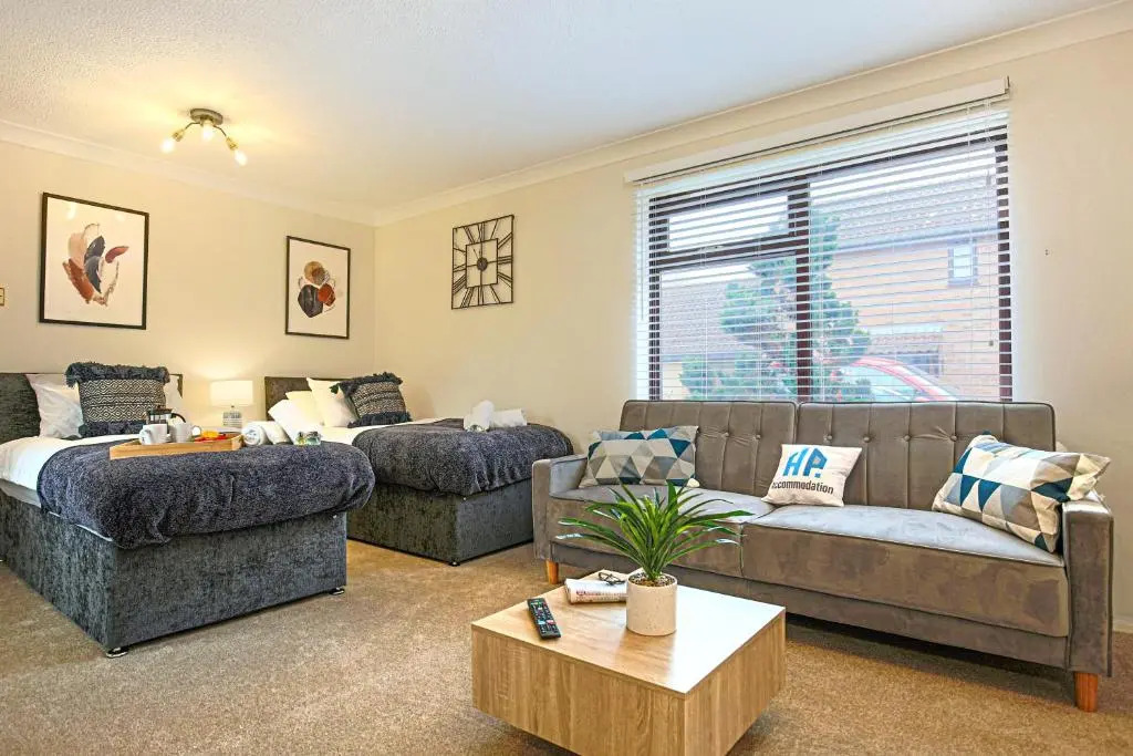 Two Bedroom Bungalow in Milton Keynes by HP Accommodation - Free WiFi & Parking