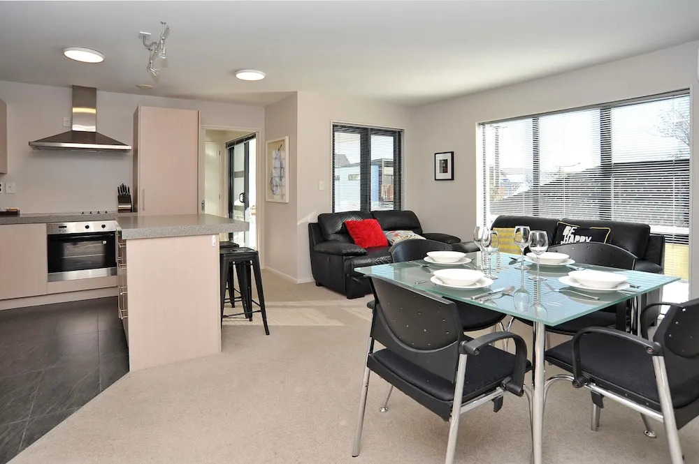 Apartment near Hagley Park with Secure Entry- Carlton Villa 3