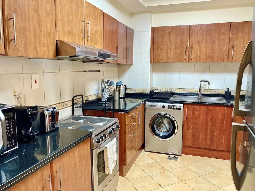 Whitesage - Lakefront Apartment Amidst Parks With Lake Access
