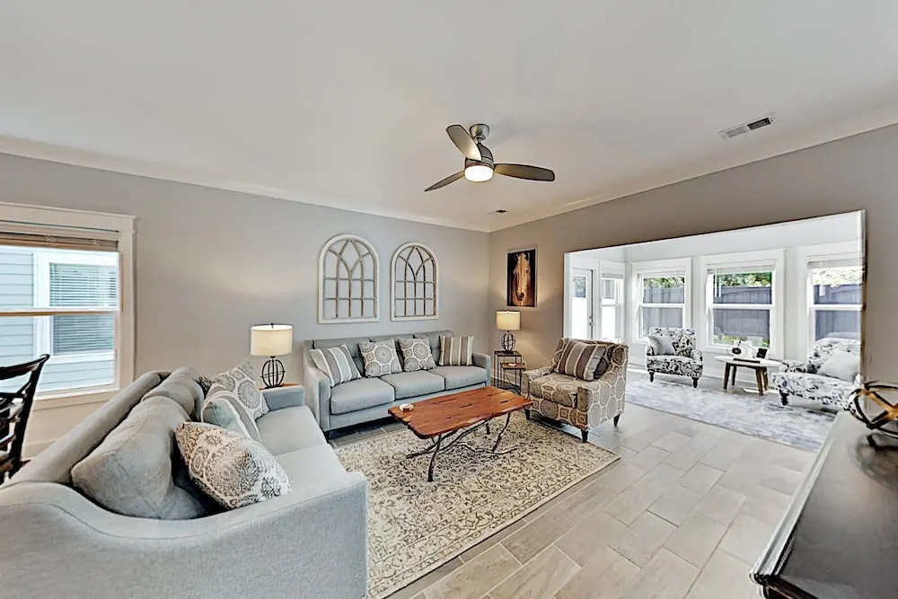 Stylish In Gated Community - Walk To Beach! 5 Bedroom Home
