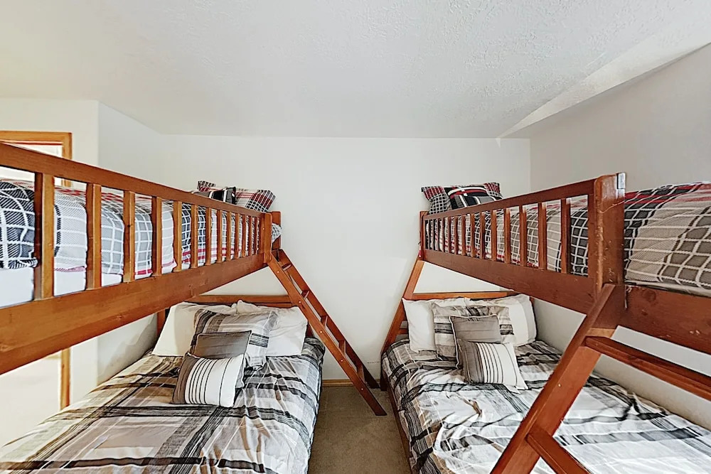 Tranquil North End Gem W/ Hot Tub & Bikes 5 Bedroom Home
