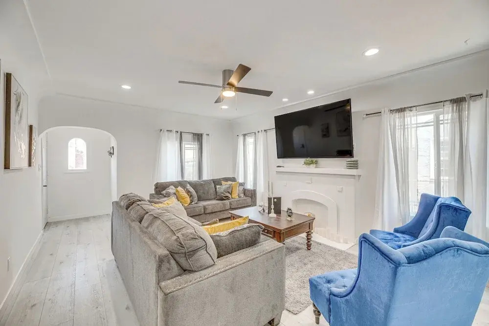 2 Mi to Citadel Outlets! East LA Retreat Near I-5