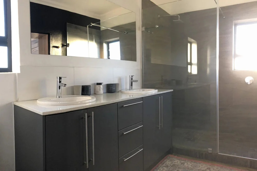 Cape Winelands Mountain View Getaway
