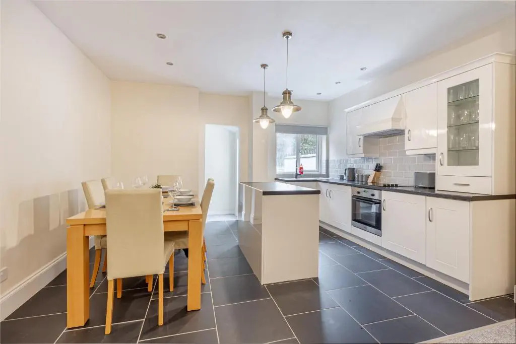Beautiful 4 Bed House Worcester City Centre