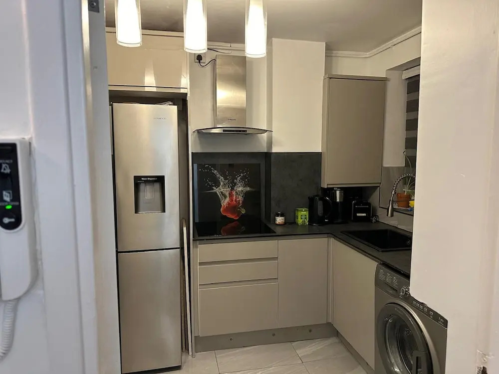 Stylish 1BR Apt w/ Fireplace & High-speed Wifi