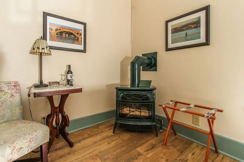 Carriage House Bed & Breakfast
