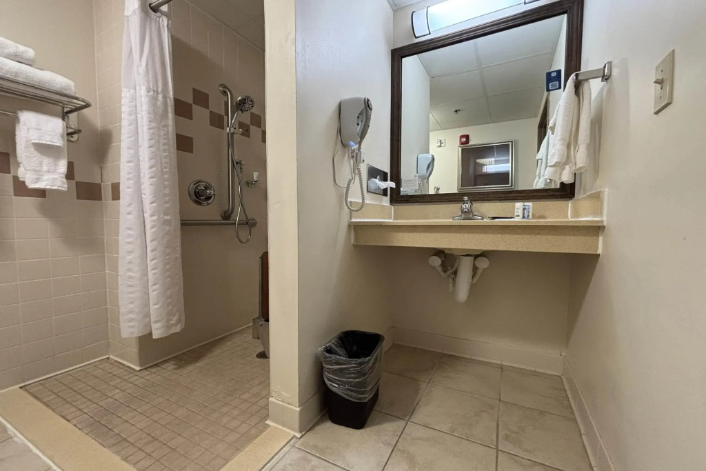 AmericInn by Wyndham Monmouth