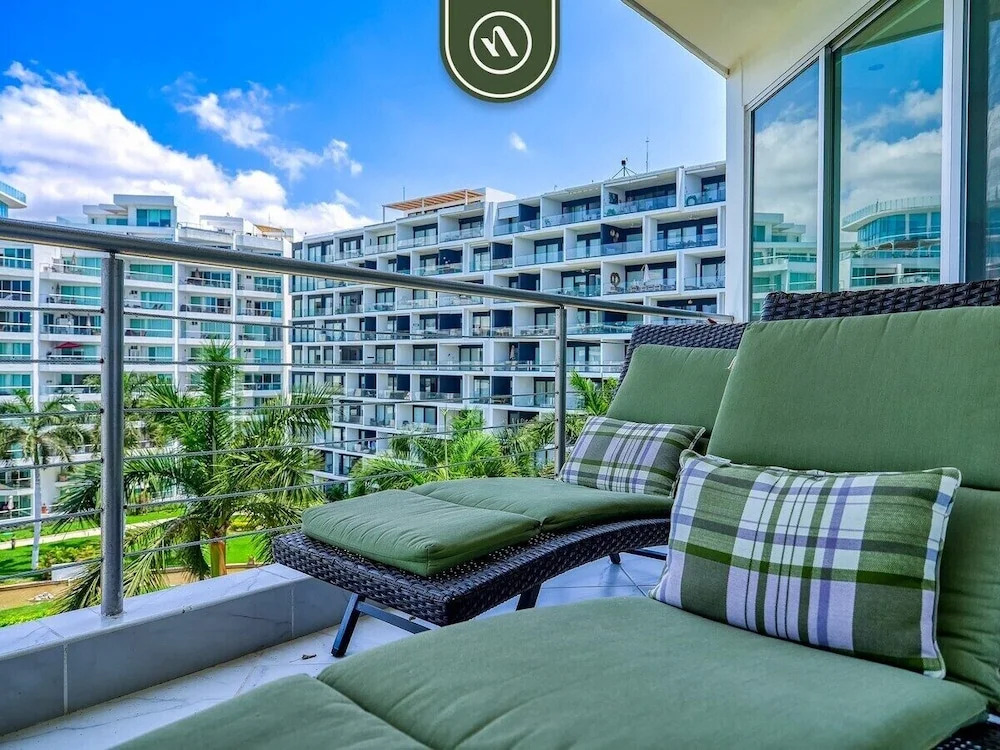 Oceanview 2 BR Condo - Beachclub - Pool - Ocean