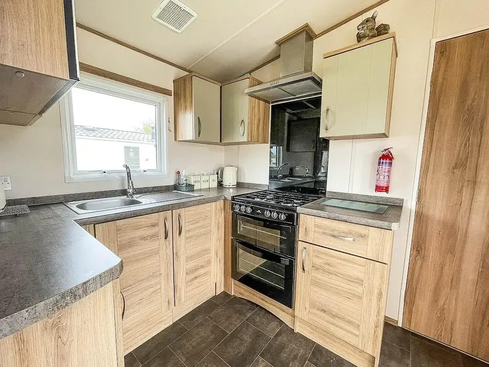 Caravansleeps6-hottub-garden-waterwonderland