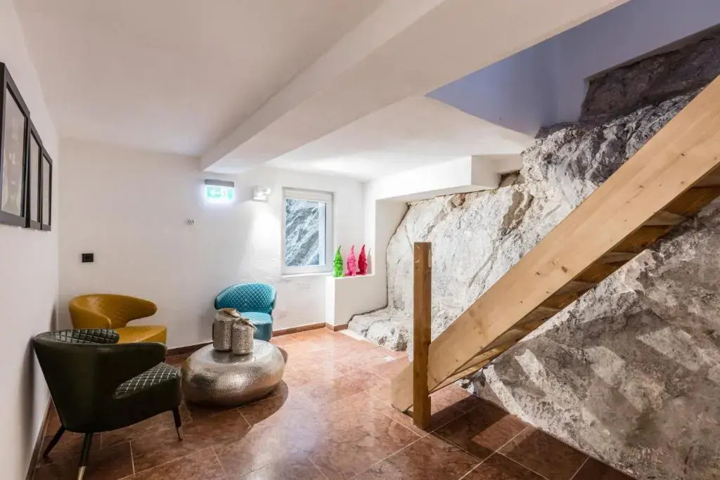 APT. STONE-LODGE