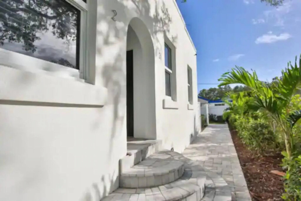 3BR House Near Downtown Siesta Key w Backyard