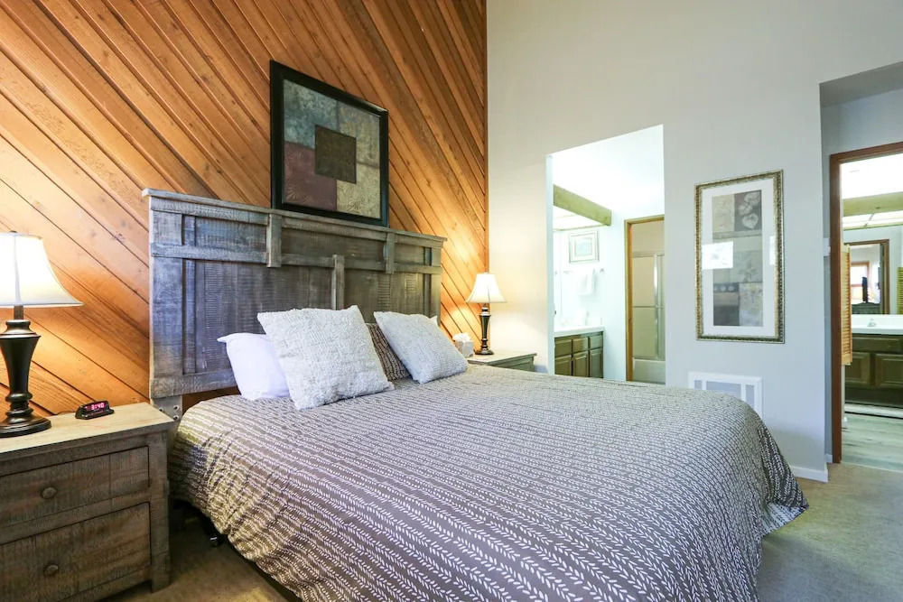 Aspen Creek #306 1 Bedroom Condo by RedAwning