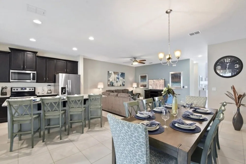 Be Our Guest At 1600cpc 4 Bedroom Townhouse by RedAwning